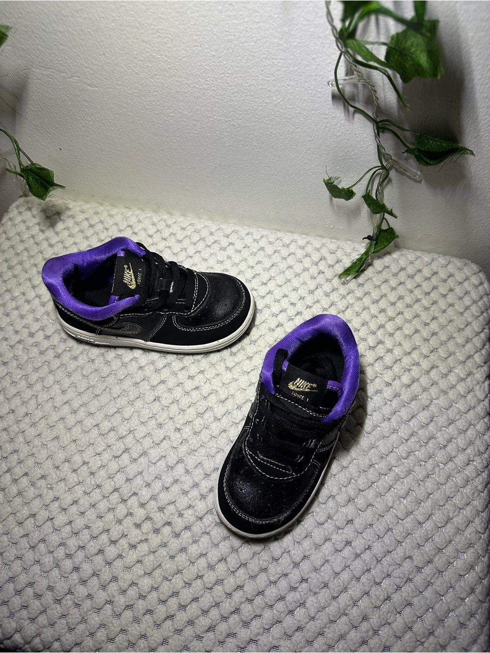 Nike Kids Black Sneakers with Purple Lining